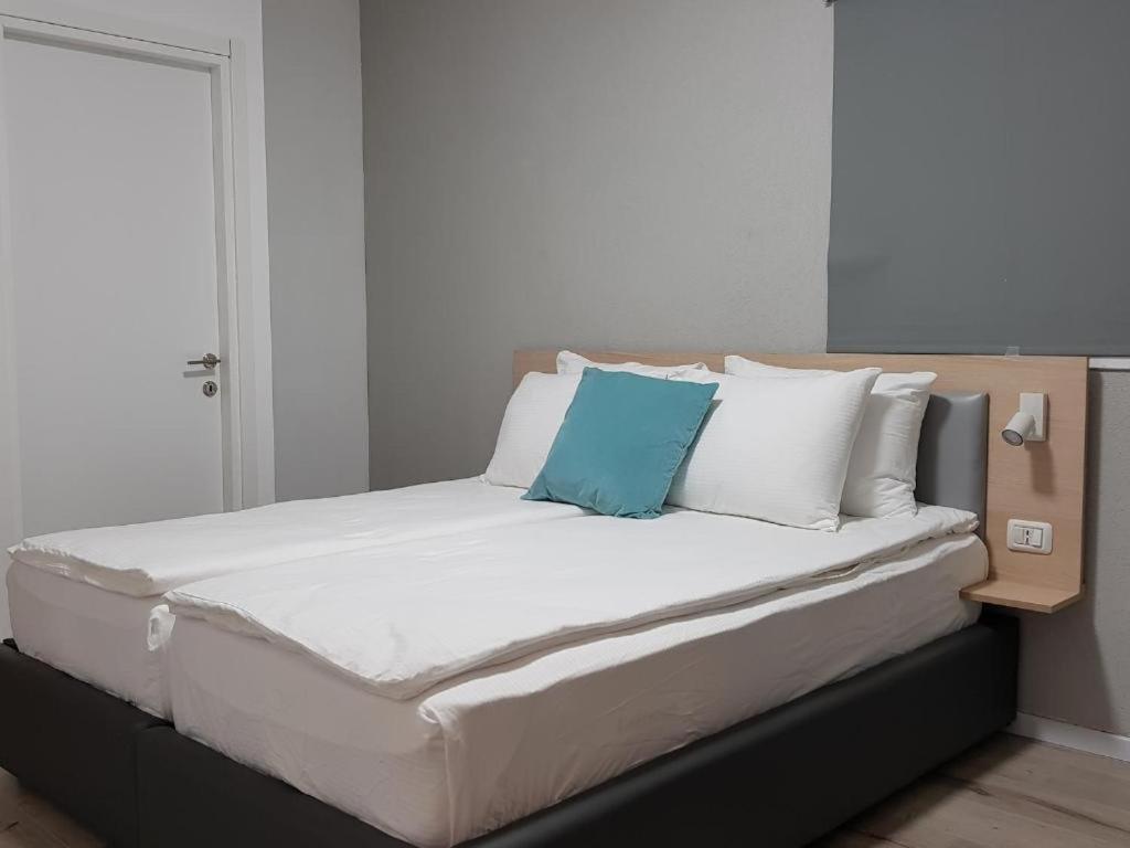 Airport Guest House Or Yehuda Exterior photo